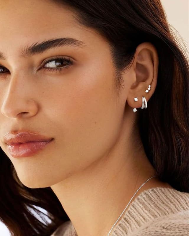 Detalle de Set orecchini ZNBOH in argento 925 (3 paia) con zirconi: cerchietti e farfalle/quadrifoglio per fori multipli