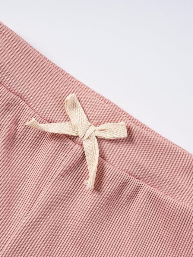 Detalle de KISLOVE girls’ ribbed ruffle T-shirt and shorts set (summer 2-piece)