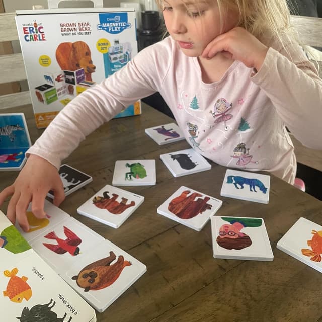 Detalle de CreateOn Eric Carle Brown Bear with Polar Bear Bonus Set Magnetic Tiles (24-Piece) — STEM Building Set for Kids Ages 3+