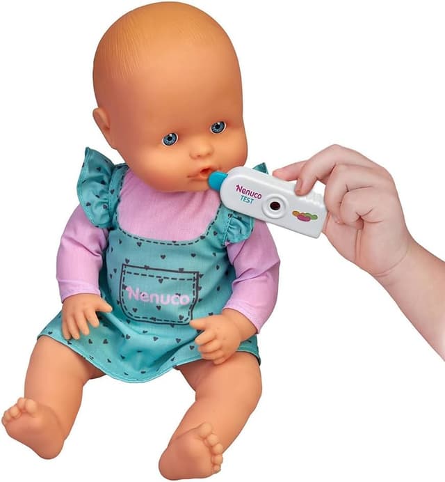 Detalle 2 de Nenuco Muñeco Bebé 👶 con Accesorios para Médicos y Enfermeras