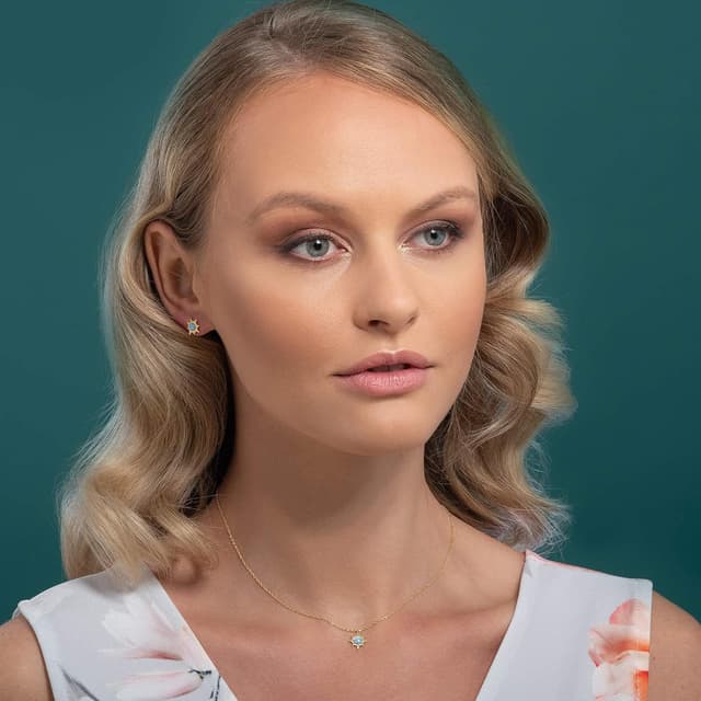 Detalle de Boucles d’oreilles Soleil NAMANA mini puces en plaqué Or 14 carats et opales bleues synthétiques