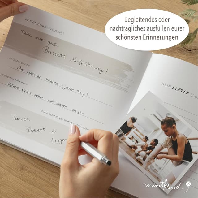 Detalle de mintkind Erinnerungsbuch Kindheit Beige – Geburtstagsbuch von 0 bis 18 Jahren mit Leinenalbum & Vorlagen