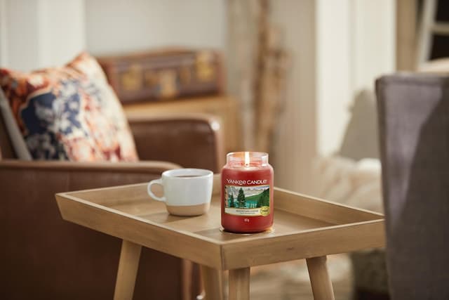 Thumbnail 2 de Yankee Candle Mountain Lodge — Vela aromática tarro grande 150 h 🕯