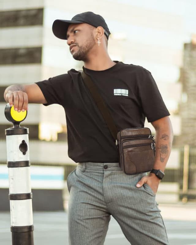 Detalle de Realmark men’s genuine leather cross body shoulder bag (small messenger satchel)