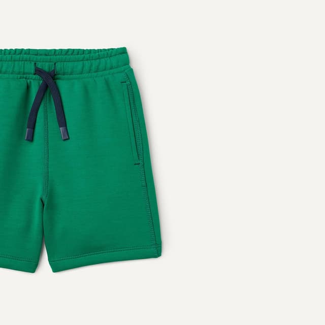 Detalle 2 de Amazon Essentials Active Regular-Fit Sports Shorts for Kids