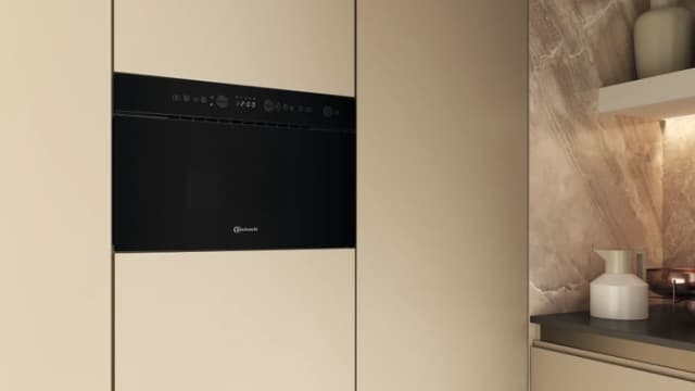 Detalle 1 de Bauknecht BMN1O2BK Einbaumikrowelle