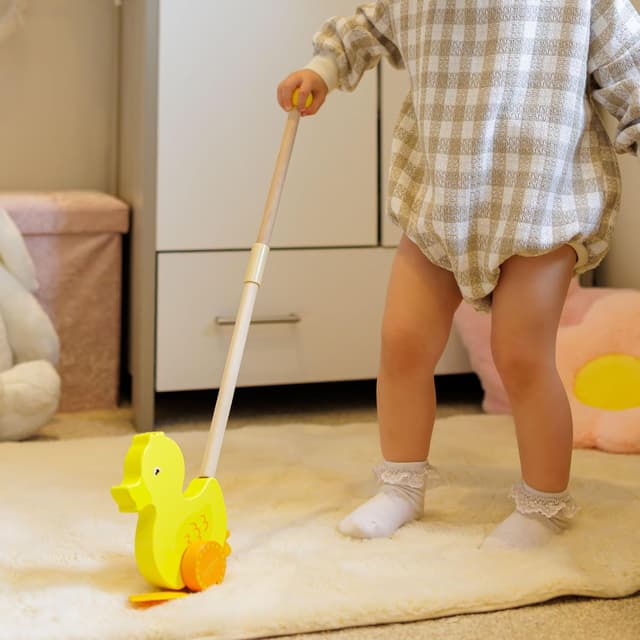 Detalle de Jaques of London Waddles the Duck Wooden Push Along Toy (12 months+) for first steps
