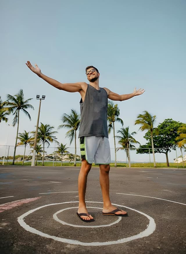 Detalle de KuaiLu men’s leather arch support flip flops with cushioned yoga foam and non-slip sole