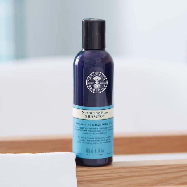 Detalle 2 de Neal's Yard Remedies Nurturing Rose Shampoo