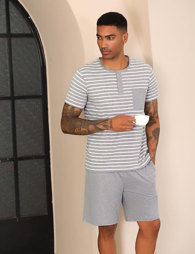 Detalle de Leversic Herren-Schlafanzug kurz aus Baumwolle mit Kontraststreifen – Sommer-Pyjama Set