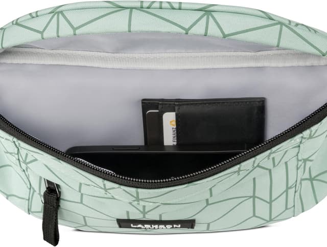 Detalle 2 de LARKSON Marsupio unisex verde “Ole” con materiale PET riciclato, bum bag idrorepellente