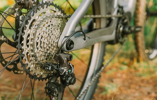 Detalle de BH ATOMX LYNX 9.8 BH Bikes: e-MTB doble suspensión 29" para enduro con cuadro de carbono