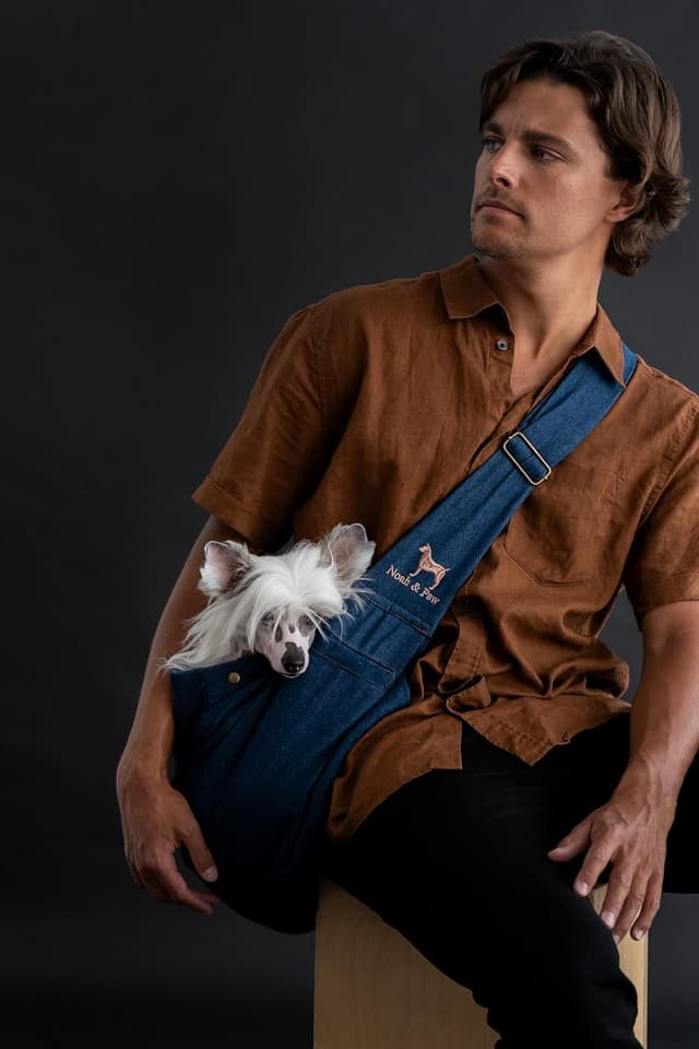 Detalle de Noah & Paw dog sling carrier (denim) for small dogs 5–18lb and cats