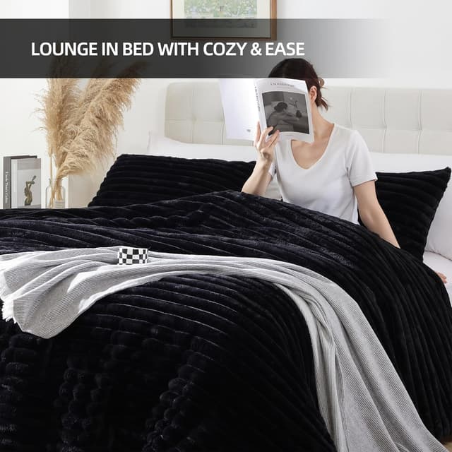 Detalle de Smoofy Fluffy Queen Comforter Set (3-Piece) in Black Faux Fur Style
