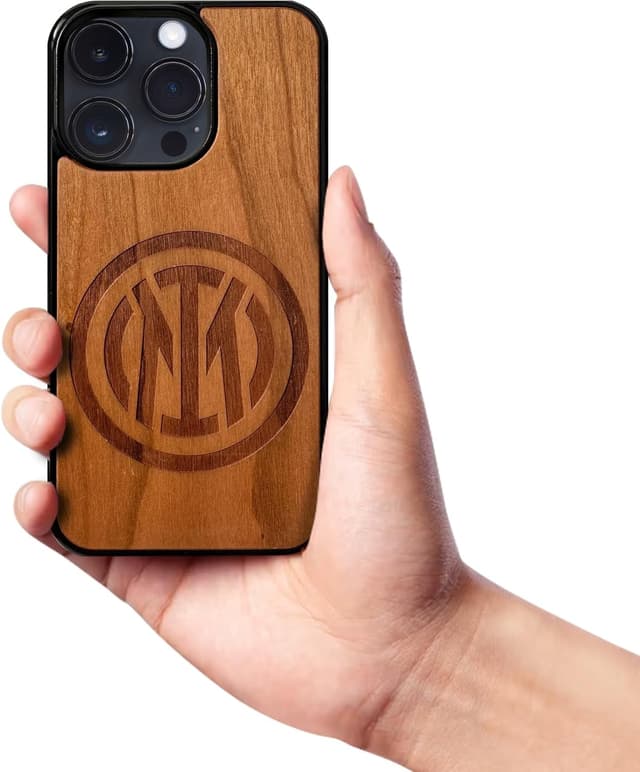 Detalle 2 de Iconic Puzzles Inter Cover ufficiale in legno sostenibile per iPhone 15 Pro Max