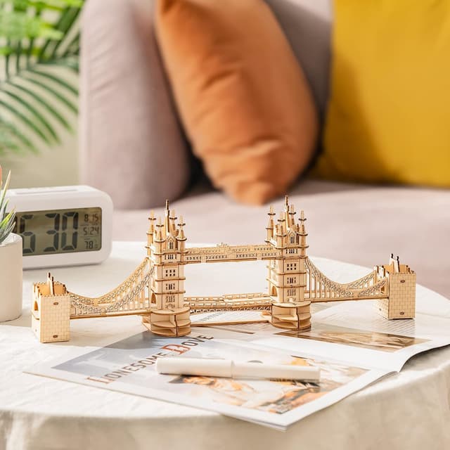 Detalle 2 de ROBOTIME Tower Bridge wooden model kit (113 pieces) with built-in light beads