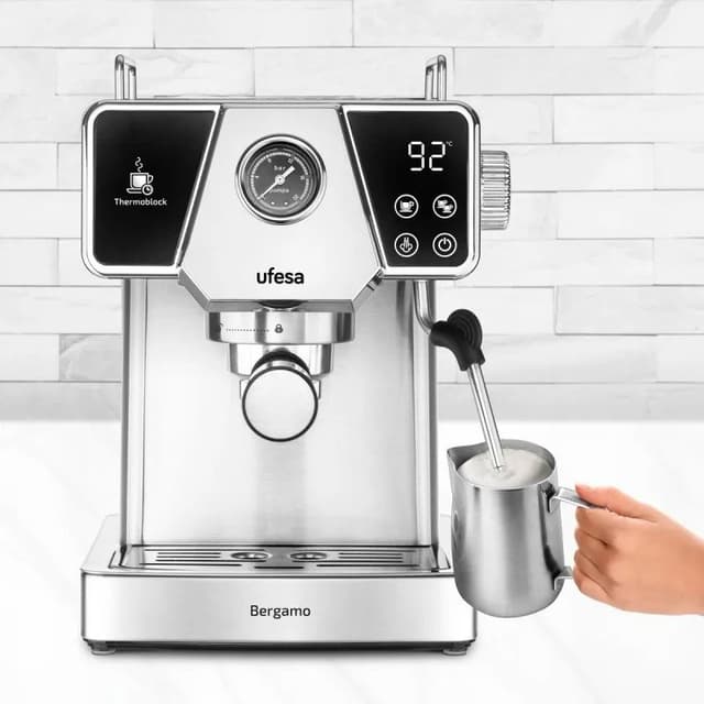 Detalle 2 de Ufesa Bergamo Cafetera espresso 20 bares 1350 W negra/inox