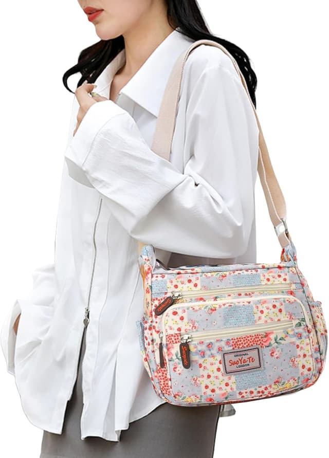 Detalle de FAVORTALK women’s nylon crossbody bag (20 x 17 x 10 cm) with adjustable wide strap