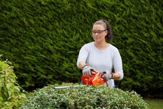 Detalle 2 de Flymo EasiCut 450 Electric Hedge Trimmer (45cm cutting length) – lightweight precision trimming