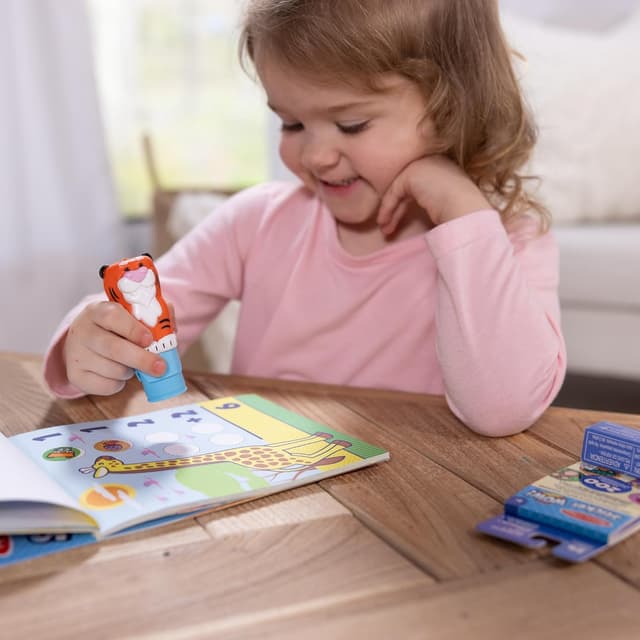 Detalle de Melissa & Doug Sticker WOW! Tiger-Paket – 24-seitiger Aktivitätenblock, Aufkleberstempel und 500 Safari-Aufkleber