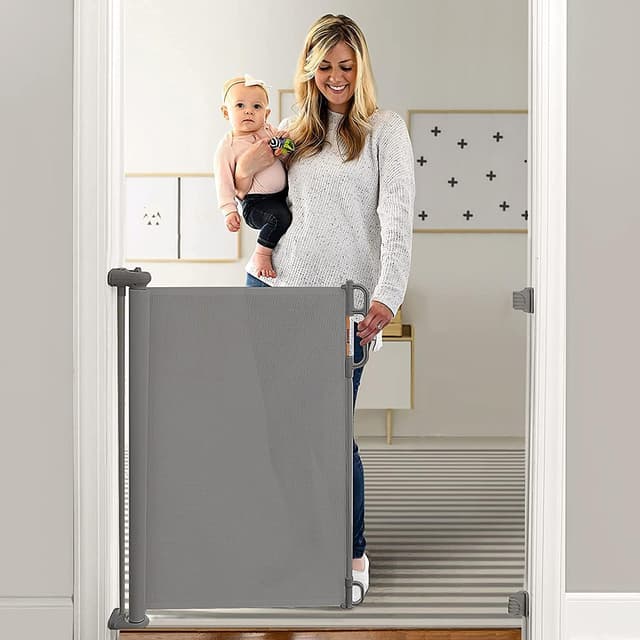 Detalle de Momcozy Retractable Baby Gate 71" wide 🚪