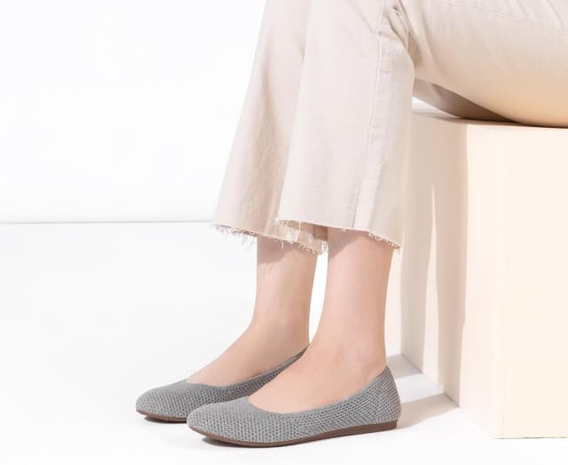 Detalle de Frank Mully women’s slip-on knit ballet flats with round toe and cushioned foot-bed