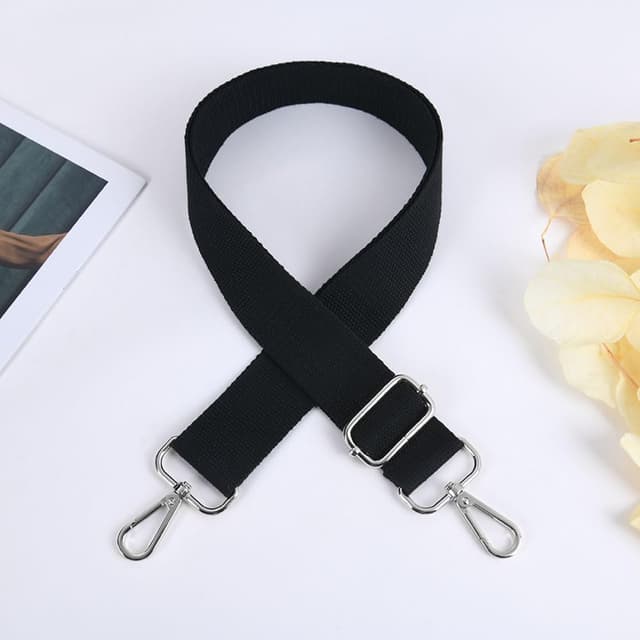 Detalle de Aucuu tracolla in cotone tinta unita nera con fibbia argento e scatola bianca