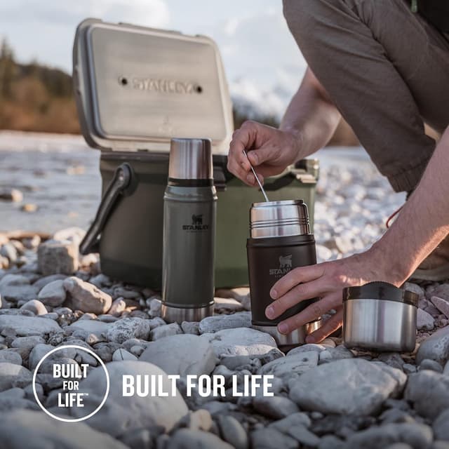 Detalle de Stanley Classic Legendary Flask 0.75L Nightfall (BPA-free) — insulated stainless steel thermos with leakproof lid