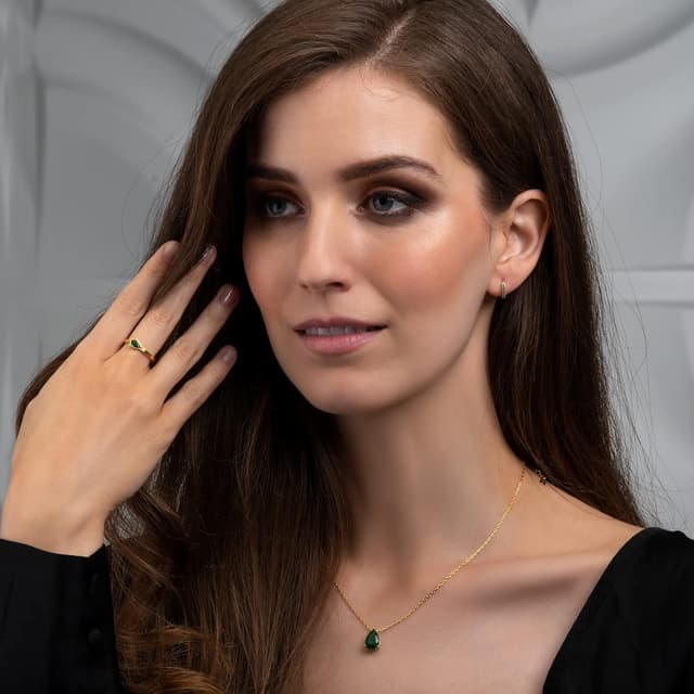 Detalle de namana Bague fine réglable en poire avec zircon vert (laiton plaqué or)