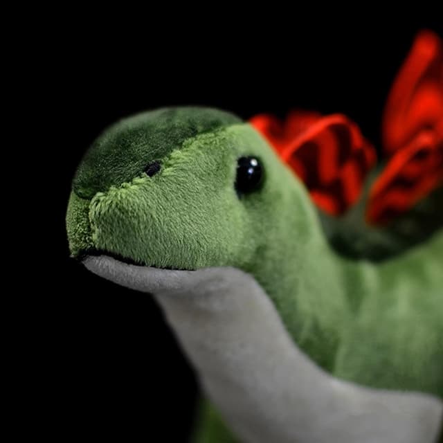 Detalle 2 de Tiny Heart Stegosaurus stuffed dinosaur plush toy (green) – 16 inch cuddly companion
