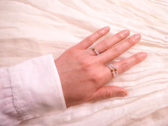 Detalle 2 de BERGERLIN Echter Naturstein Perlen Ring mit Rosenquarz, vergoldeter Perle & Echtheitszertifikat – Unisex Fidget-Ring für Stressabbau