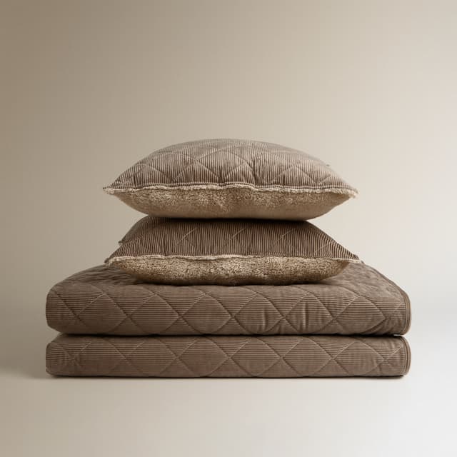 Detalle de Basics El Corte Inglés edredón reversible con funda de cojín en pana