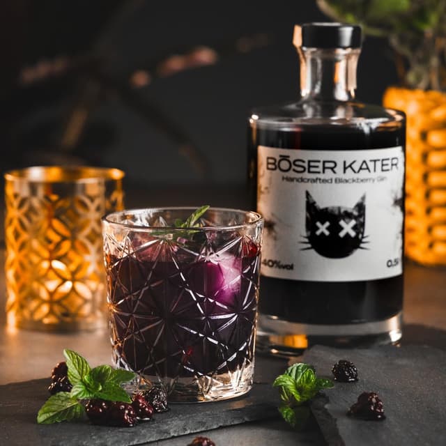 Detalle 2 de BÖSER KATER Black Gin Geschenkset mit 2 Gläsern – Blackberry Gin in hochwertiger Box (0,5 l, 40% Vol.)