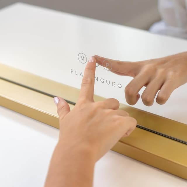 Detalle de flamingueo Espejo de maquillaje con luz Kim, 15 bombillas LED, 3 modos y control táctil dorado (con aumento x5)