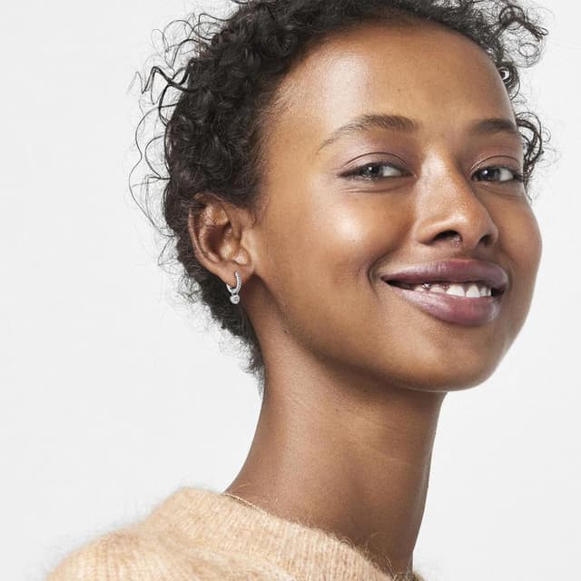 Detalle de Ohrringe Silber 925 Hängende Creolen mit Herz und Zirkonia (14K Weißgold vergoldet) – für Damen & Mädchen