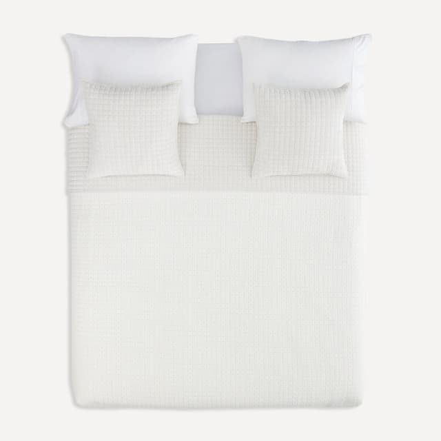 Detalle 2 de Basics El Corte Inglés edredón reversible con textura tipo terciopelo y funda de cojín