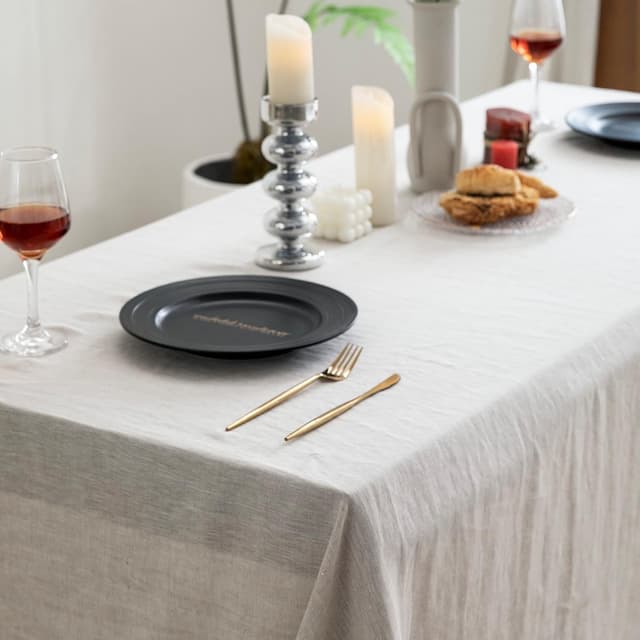 Detalle 2 de EVERLY Linen Rectangle Tablecloth 132x60 in 💼