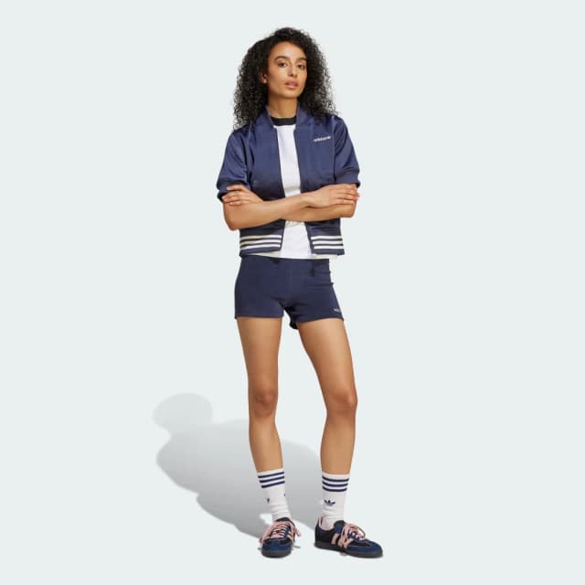 Detalle de adidas Towel Shorts azul: bañador/shorts de estilo toalla para días de verano