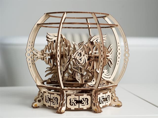 Detalle 2 de UGEARS Acquario Meccanico Puzzle 3D in legno con meccanismo a molla
