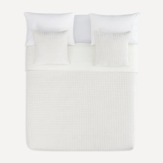 Detalle de Basics El Corte Inglés edredón reversible con textura tipo terciopelo y funda de cojín