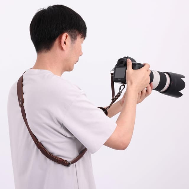 Detalle de Padwa Lifestyle Brown Single Camera Harness Strap for One Camera – full grain leather shoulder strap