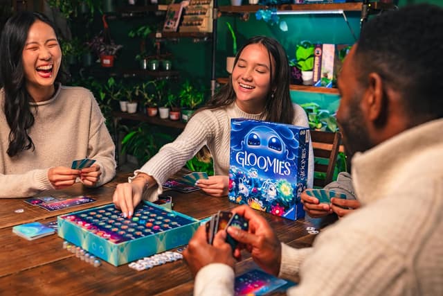 Detalle de Ravensburger Gloomies immersive strategy board game (Age 10+)