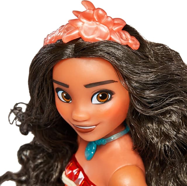 Detalle 2 de Hasbro Disney Princess Royal Shimmer Moana Doll with Fashion Skirt & Accessories