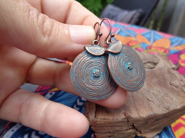 Detalle de Runde Kupfer Ohrringe „Gerillte Kupfer Patina Kreise“ – kleine Ohrringe aus Kupfer