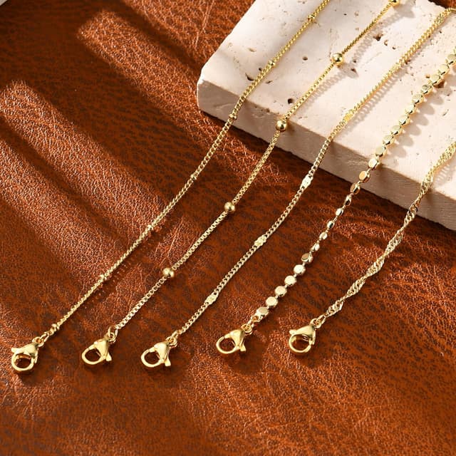 Detalle de Striviio Gold Bracelets for Women (14K Gold Plated) 5-Piece Stack Set