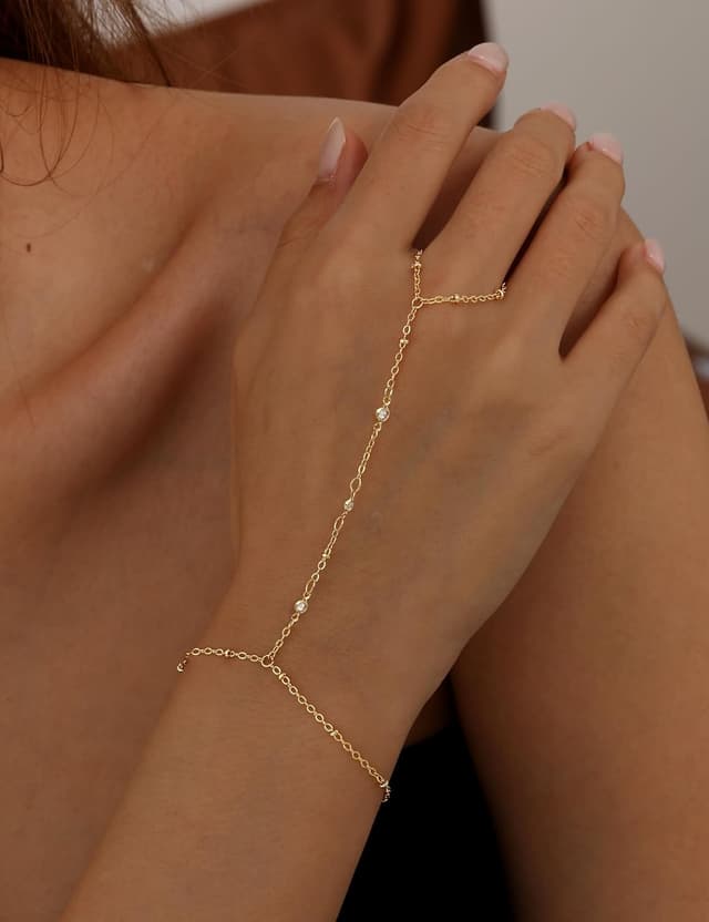Detalle de Dochais Gold Hand Chain Bracelet for Women – 14K Gold Plated Ring Hand Chain with Cubic Zirconia