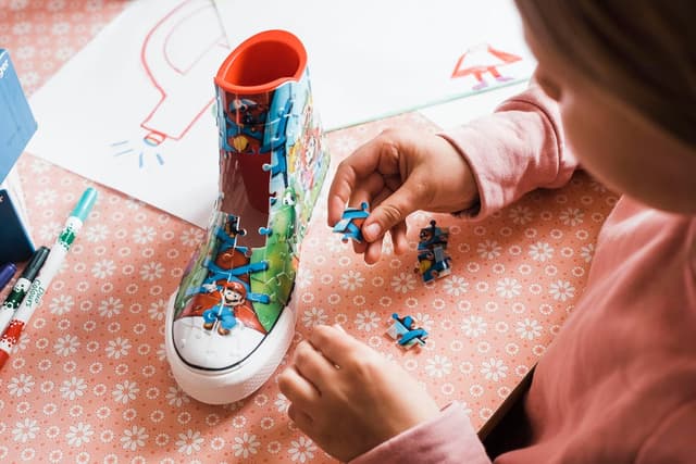 Detalle 2 de Ravensburger Puzzle 3D Super Mario Sneakers para Niños 🖍