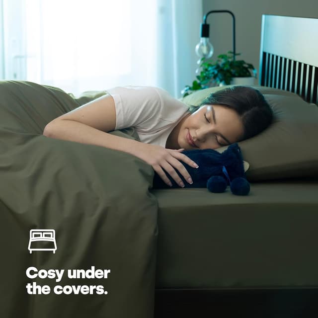 Detalle 2 de LIVIVO 2L Extra Long Hot Water Bottle with Cover (Navy) – Large Winter Hot Water Bag with Removable Cover