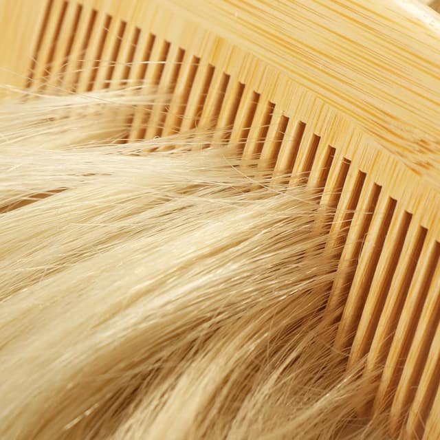 Detalle 2 de COM-FOUR Set di 2 pettini in bambù con denti fini e grossi, in legno di bambù sostenibile