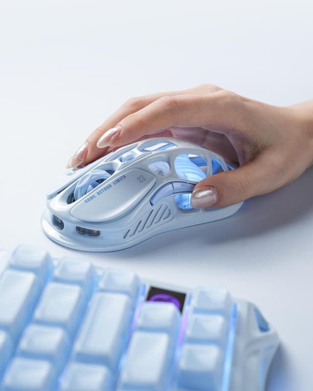 Detalle 2 de GravaStar Mercury M1 Pro mouse gaming ultraleggero 26.000 DPI, triplo collegamento 2.4G/BT/cavo